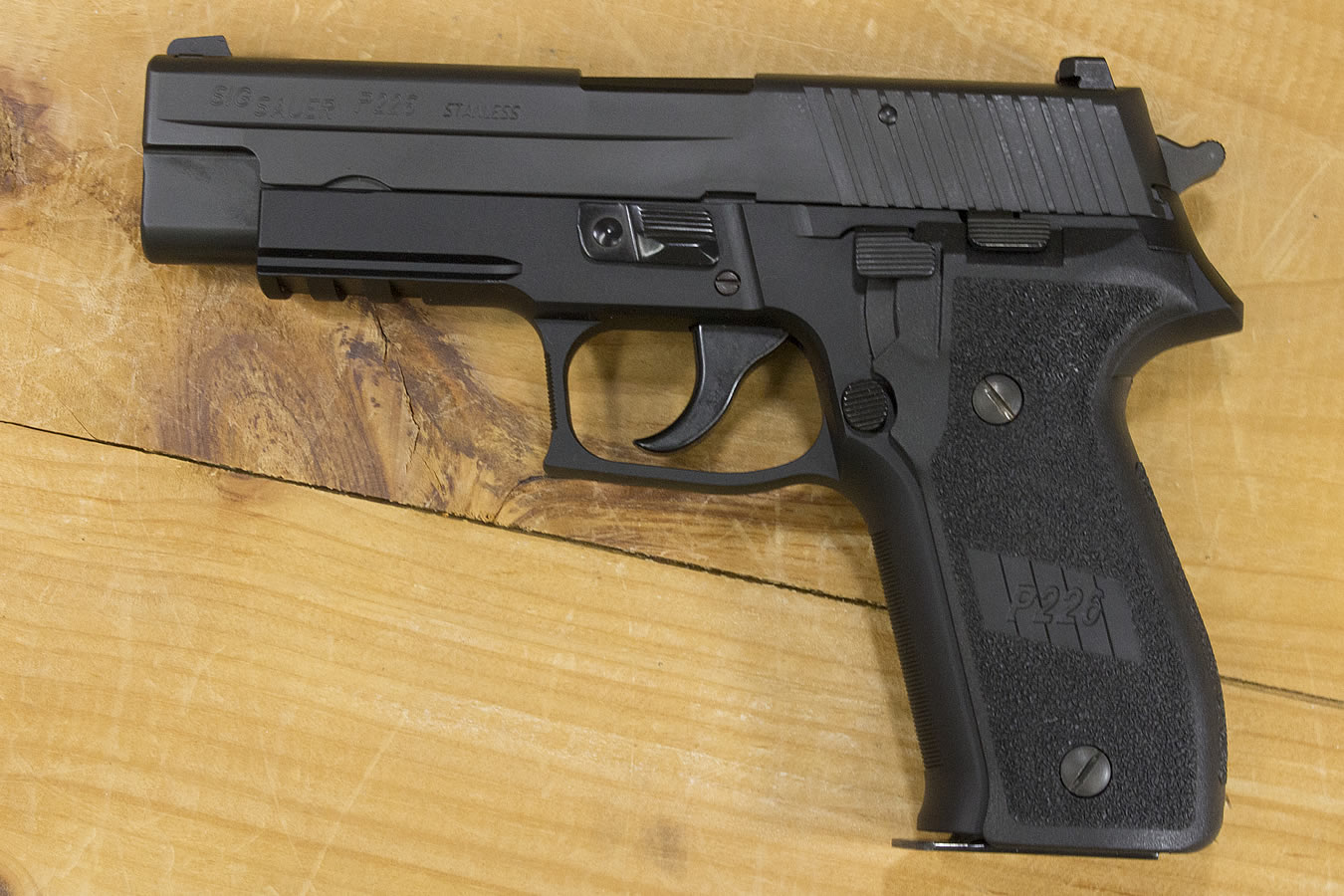 P226R 40 S&amp;W DA/SA Police Trade-Ins (Very Good Condition)
